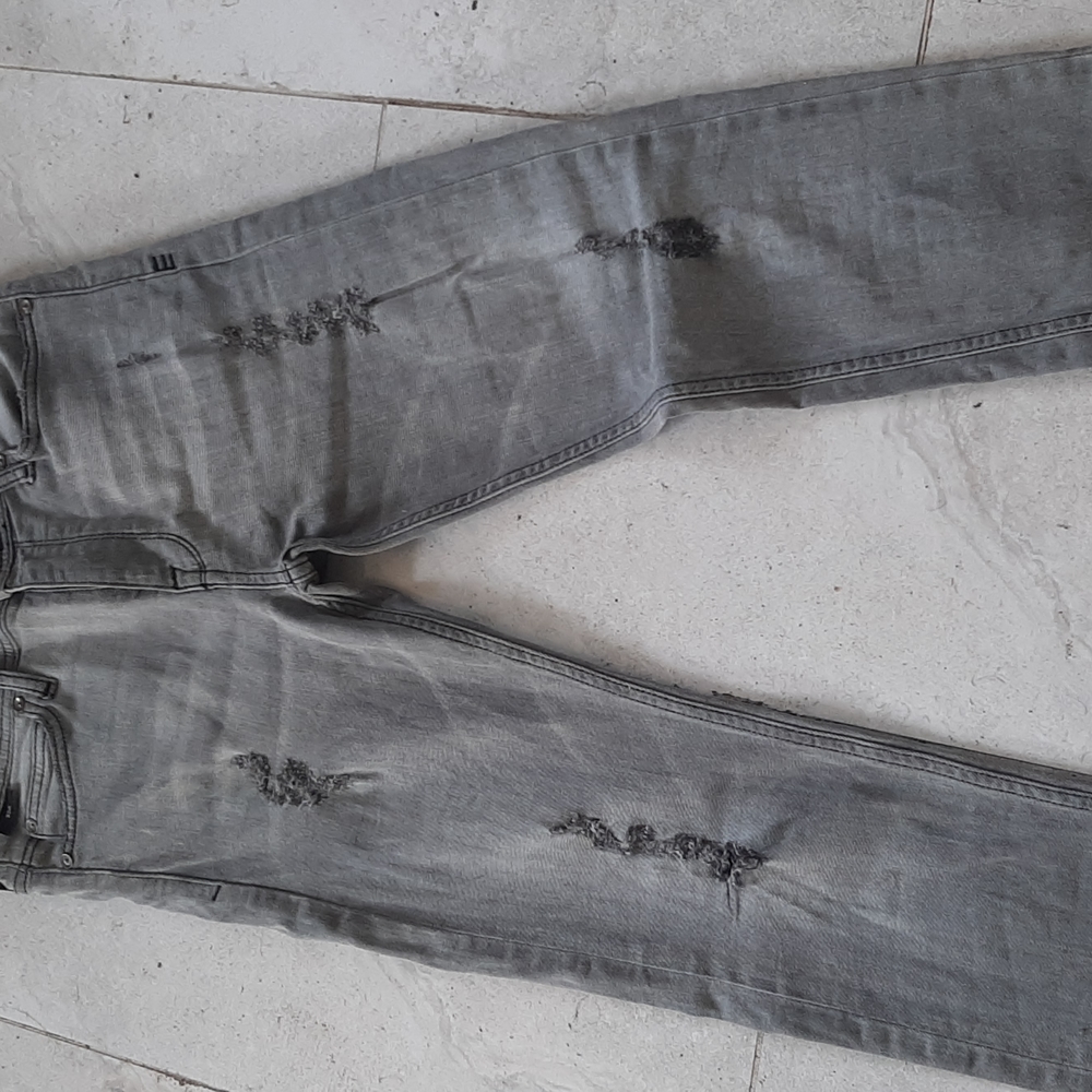 NWOT Distressed Jeans